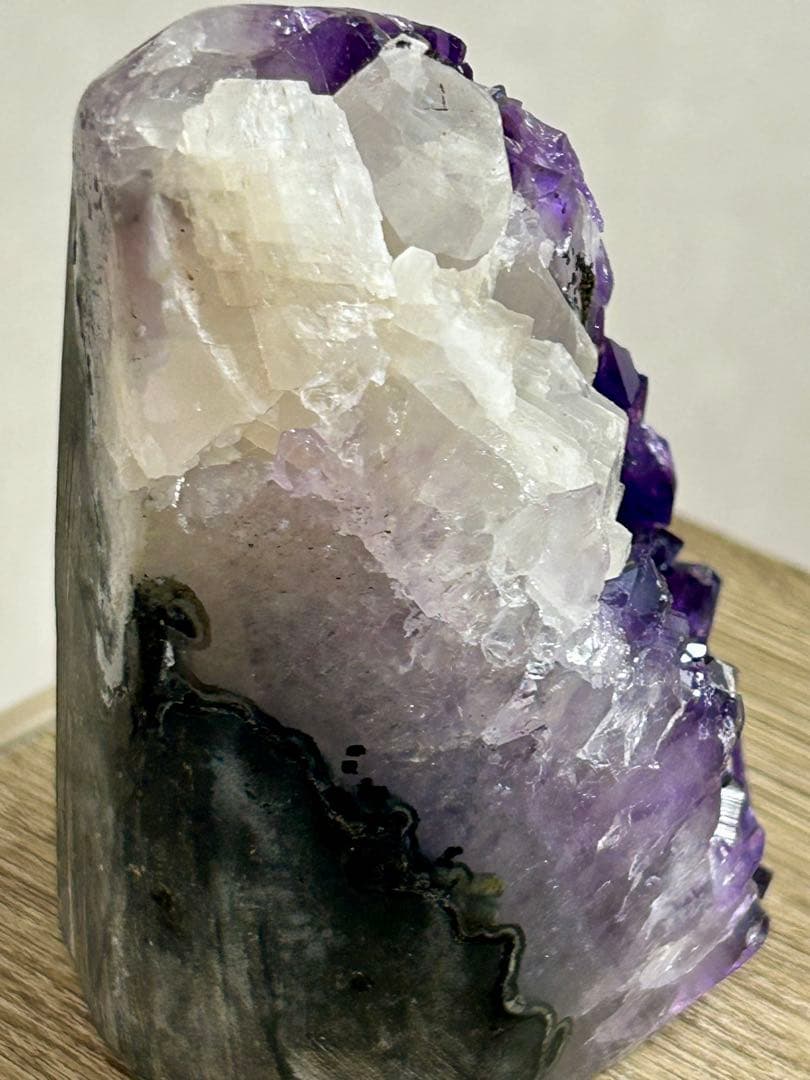 ウルグアイ産　 アメジストカルサイト共生　置物