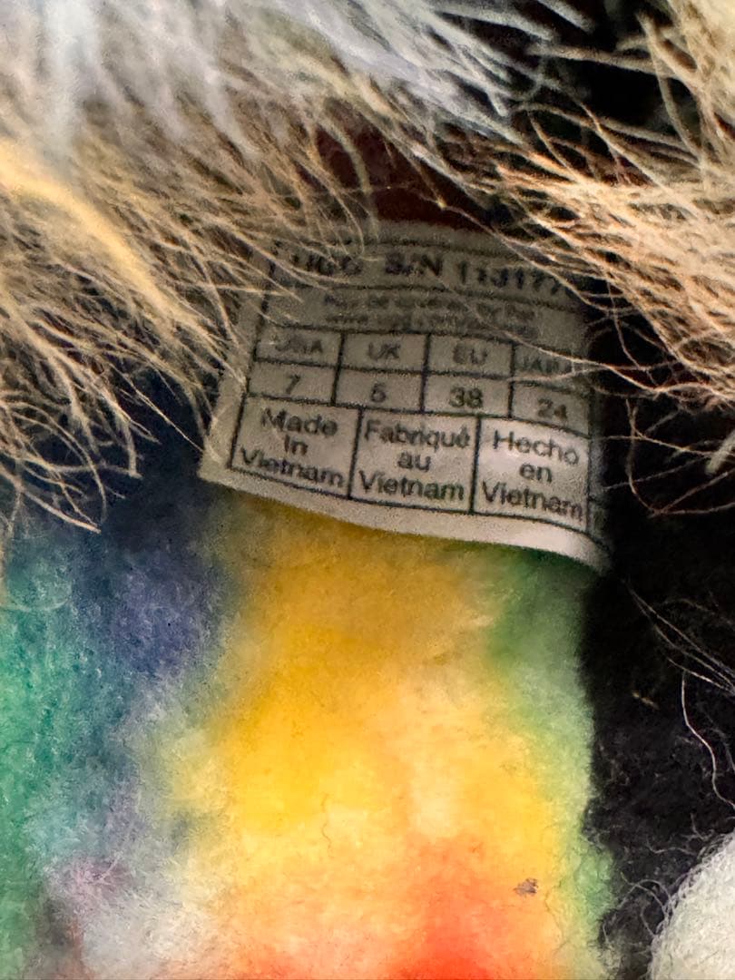 希少！UGG W FLUFF YEAH PRIDE RAINBOW