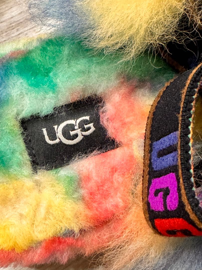 希少！UGG W FLUFF YEAH PRIDE RAINBOW