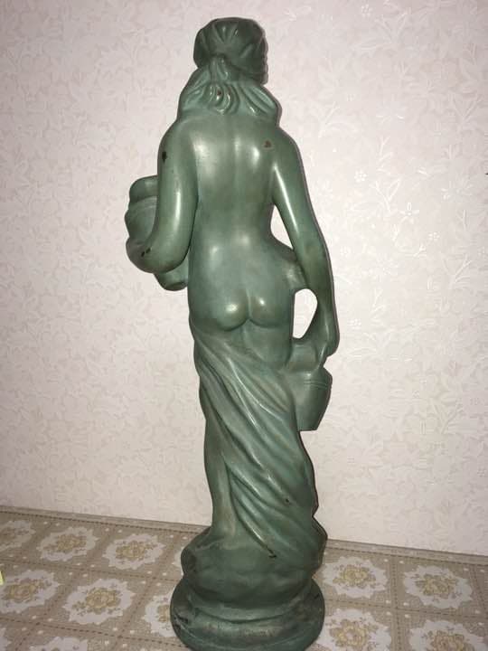 水瓶を持つ少女像