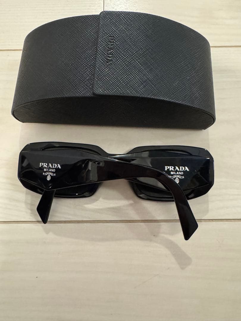 Prada Eyewear Symbole ブラックサングラス