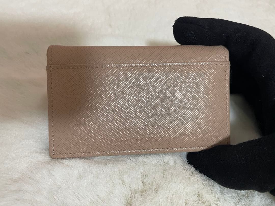 PRADA ベージュレザー名刺入れ