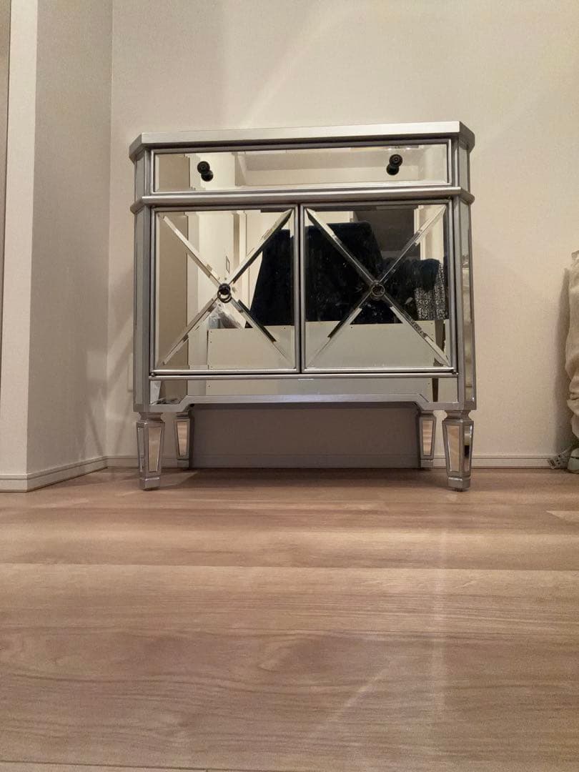 モダンミラー仕上げ収納キャビネット