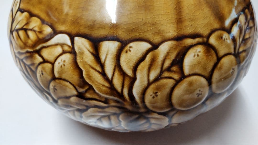 茶山　びわの絵付け　壺（花器）