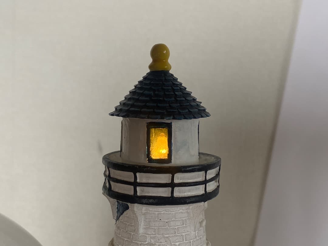 箱付き　くまのプーさん　オルゴール　灯台が点灯　スノードーム　灯台ライト