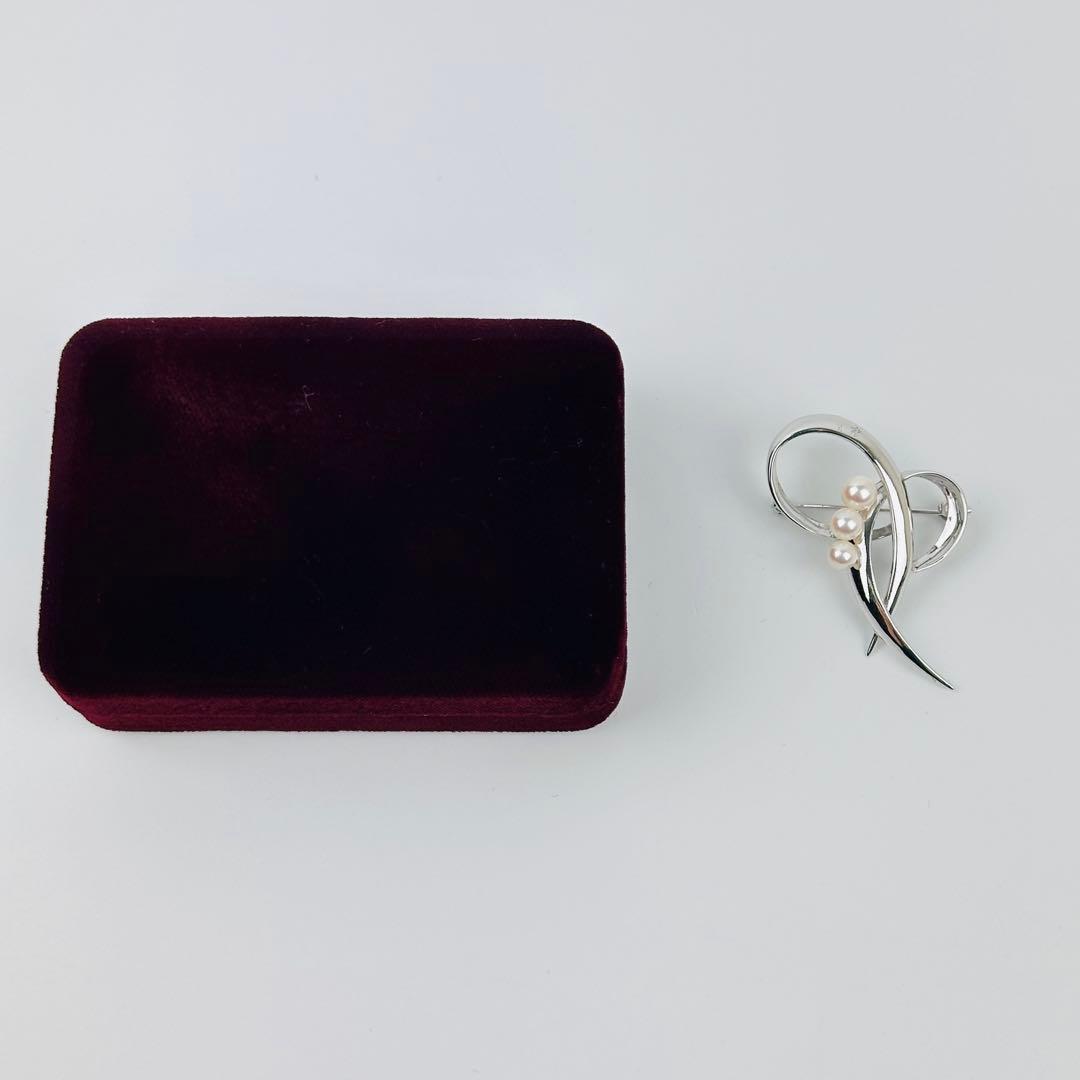 タサキ パール付きシルバーブローチ　コサージュ　アクセサリー　ロゴ