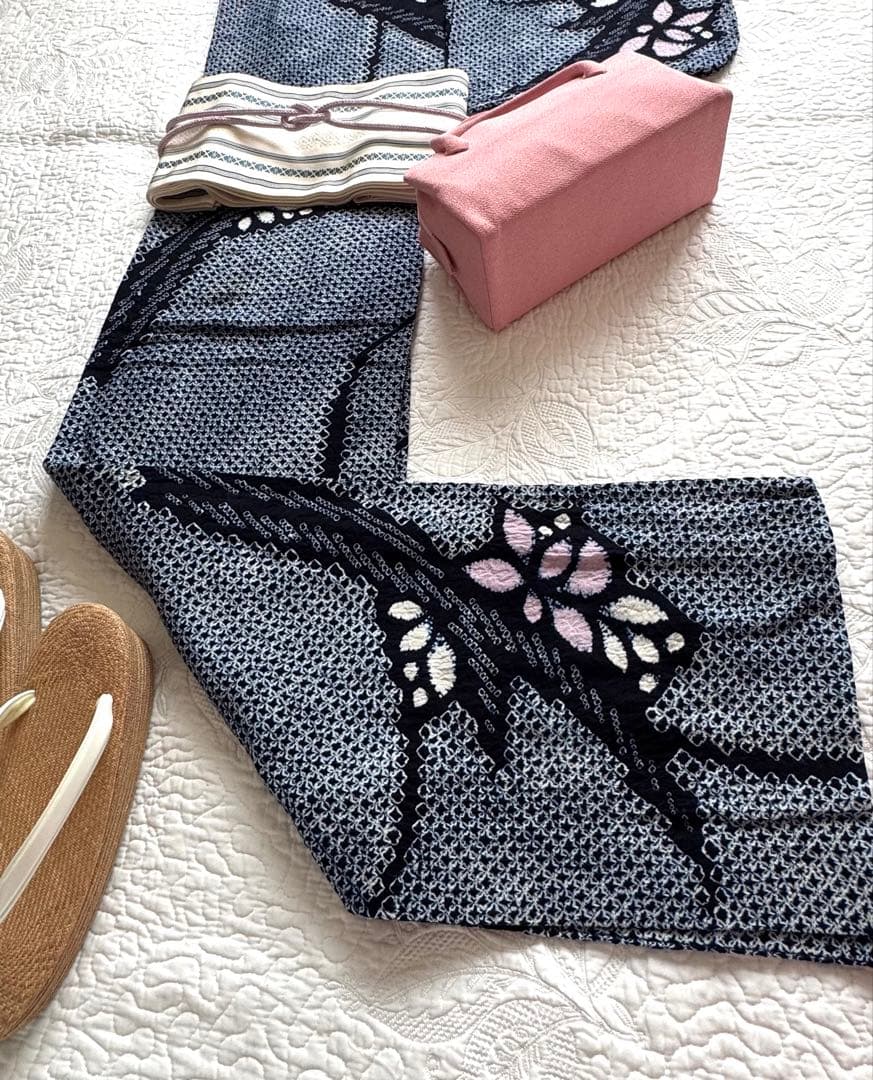 粋な大人の浴衣 ◆ 有松絞り 舞花文 優しい色のシンプルな柄