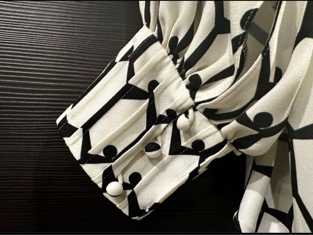 ぷ*ん様 【ADOREアドーア】ヘキサゴンプリントブラウス38《ホワイト》