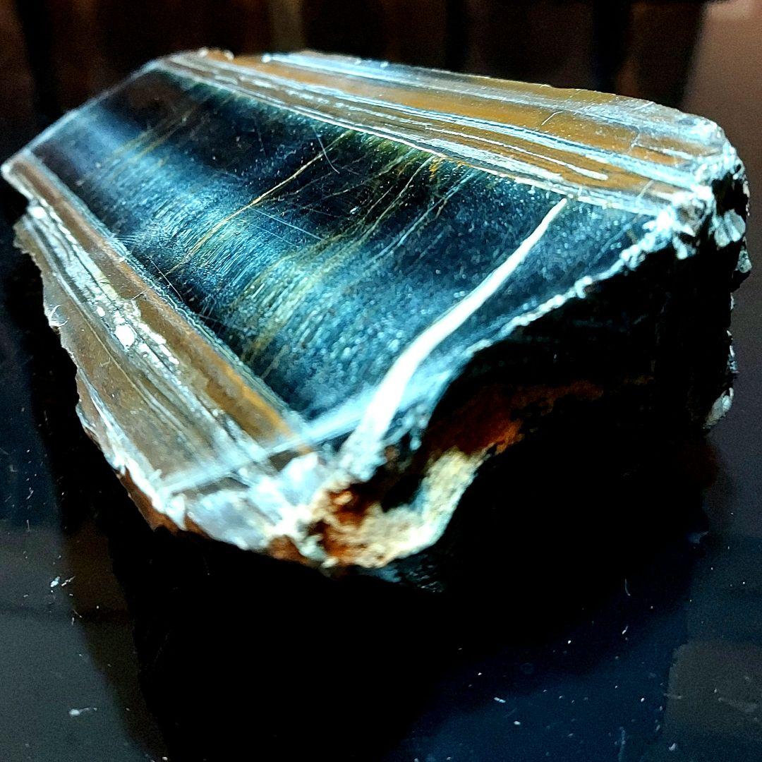 超大きな見事なシラーが浮かぶ青虎黄虎ミックスタイガーアイ原石1面磨き 172