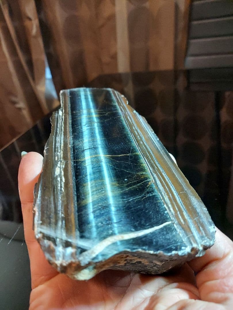 超大きな見事なシラーが浮かぶ青虎黄虎ミックスタイガーアイ原石1面磨き 172