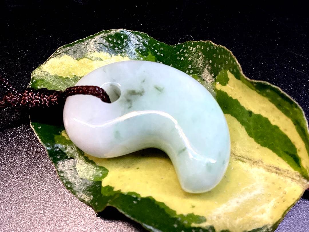 ✳premium糸魚川翡翠 紐付勾玉ネックレス いつも一緒の御守りに　鑑別書付