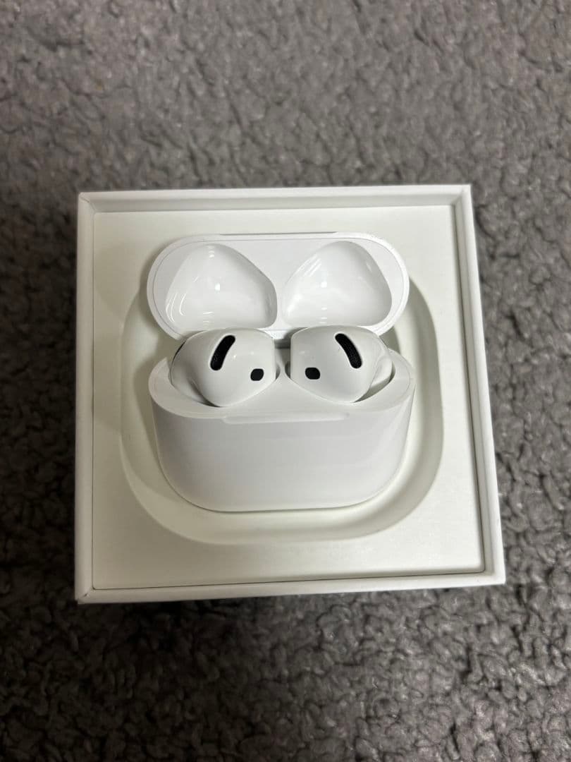 ほぼ新品　AirPods 4　ノイズキャンセルなし