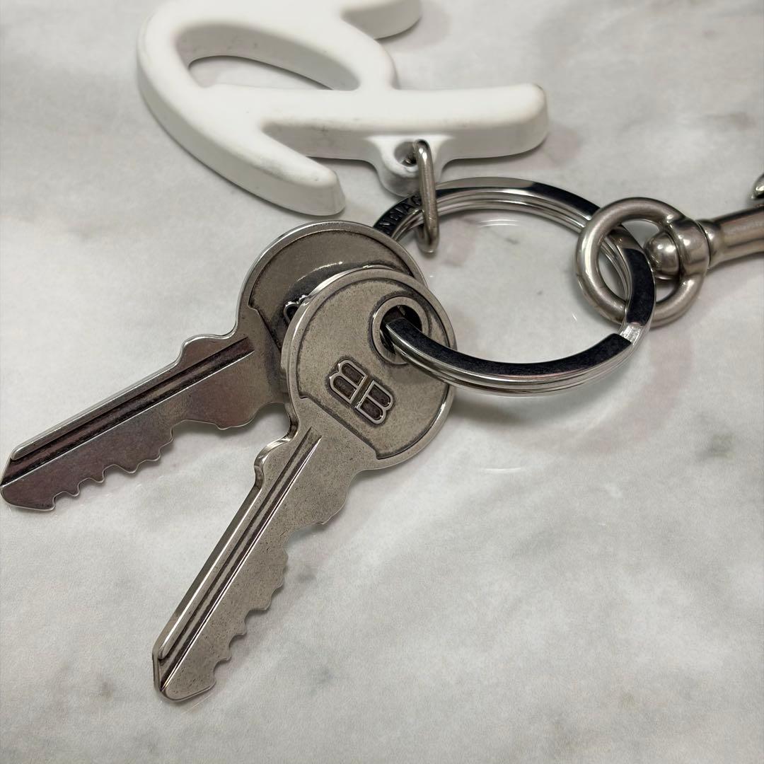 バレンシアガ　バッグ　チャーム　paris 鍵　キーホルダー　ホワイト　リング