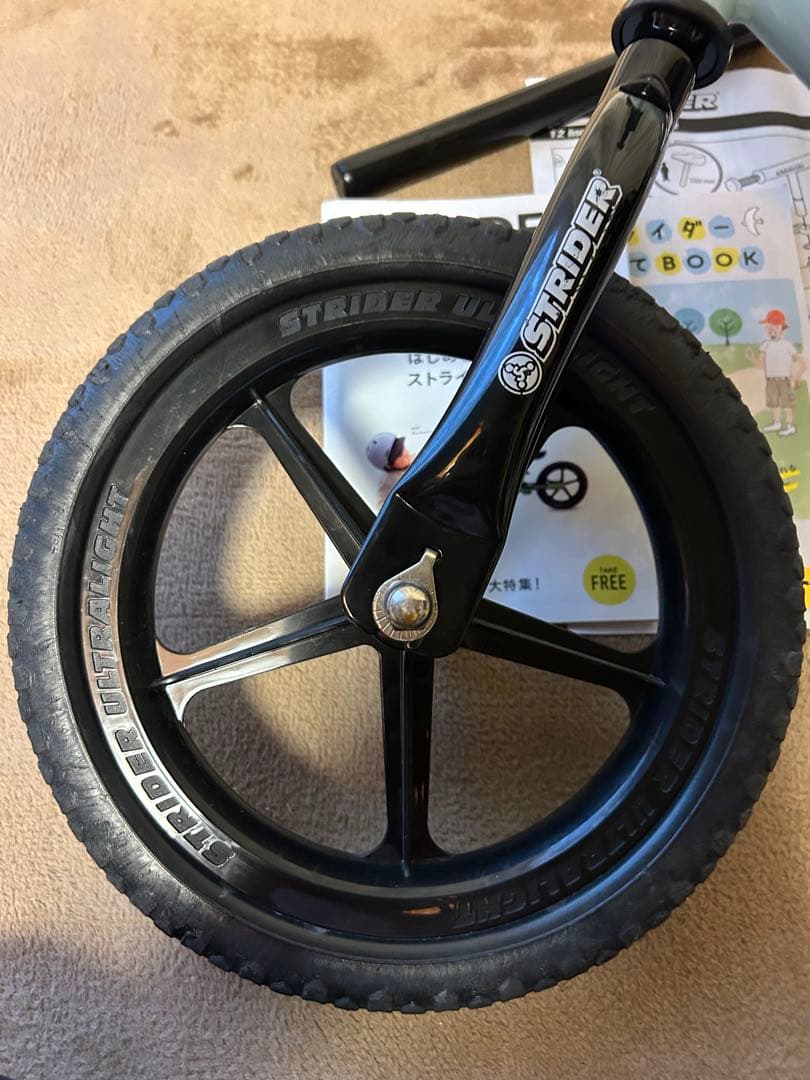 STRIDER バランスバイク 12インチ 限定カラー　専用スタンド付