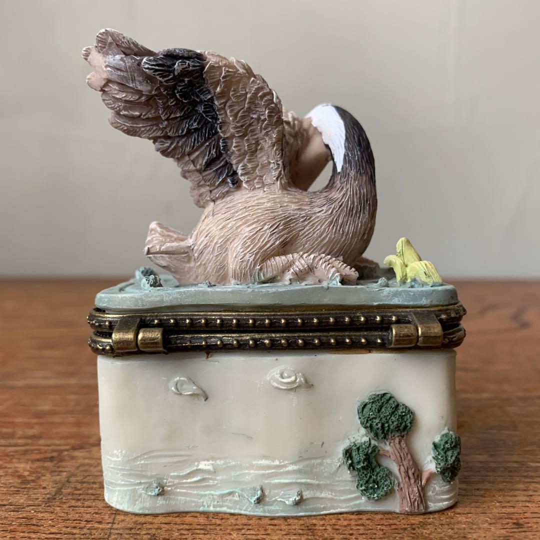 確認用　ペリカン　小物入れ　毛づくろいをする水鳥　バードオブジェ　リモージュ風