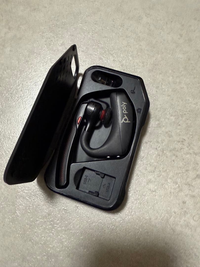 Poly Voyager 5200 ワイヤレスヘッドセットと充電器セット