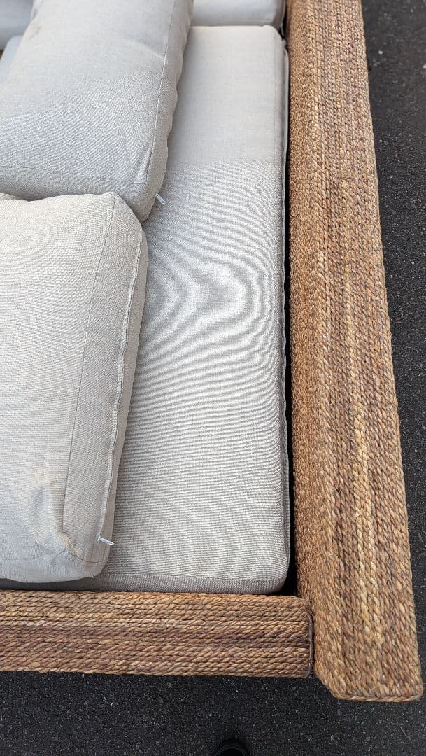 ②【写真左側】KAJA FARGO/オミソファ 3人がけ