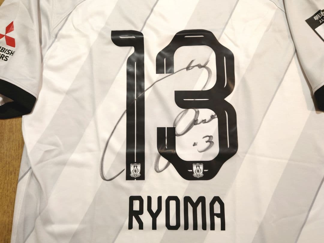浦和レッズ 2024 アウェイユニフォーム　渡邊凌磨選手サイン入り　No.13