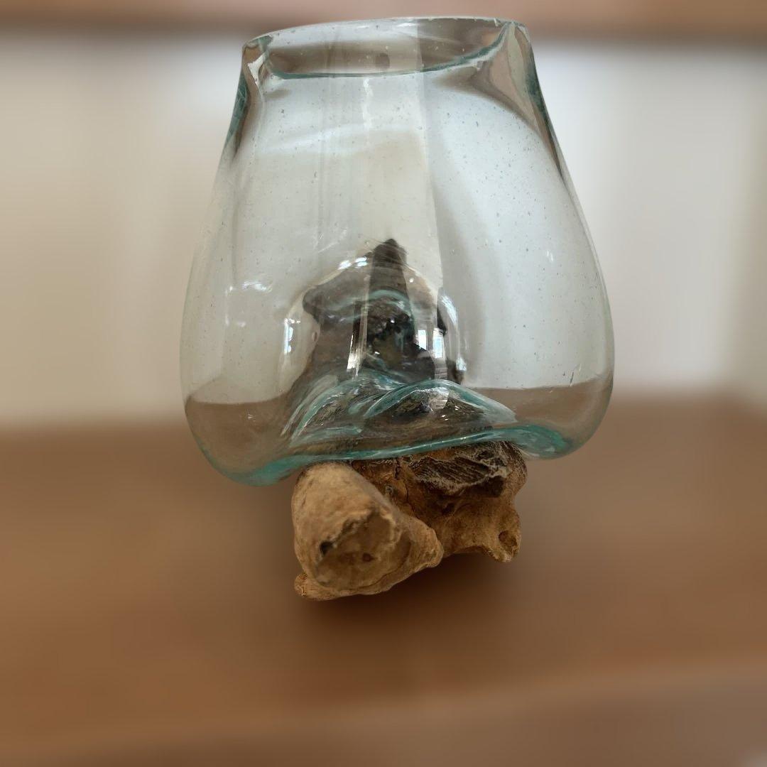 ユニークな形のガラス花瓶