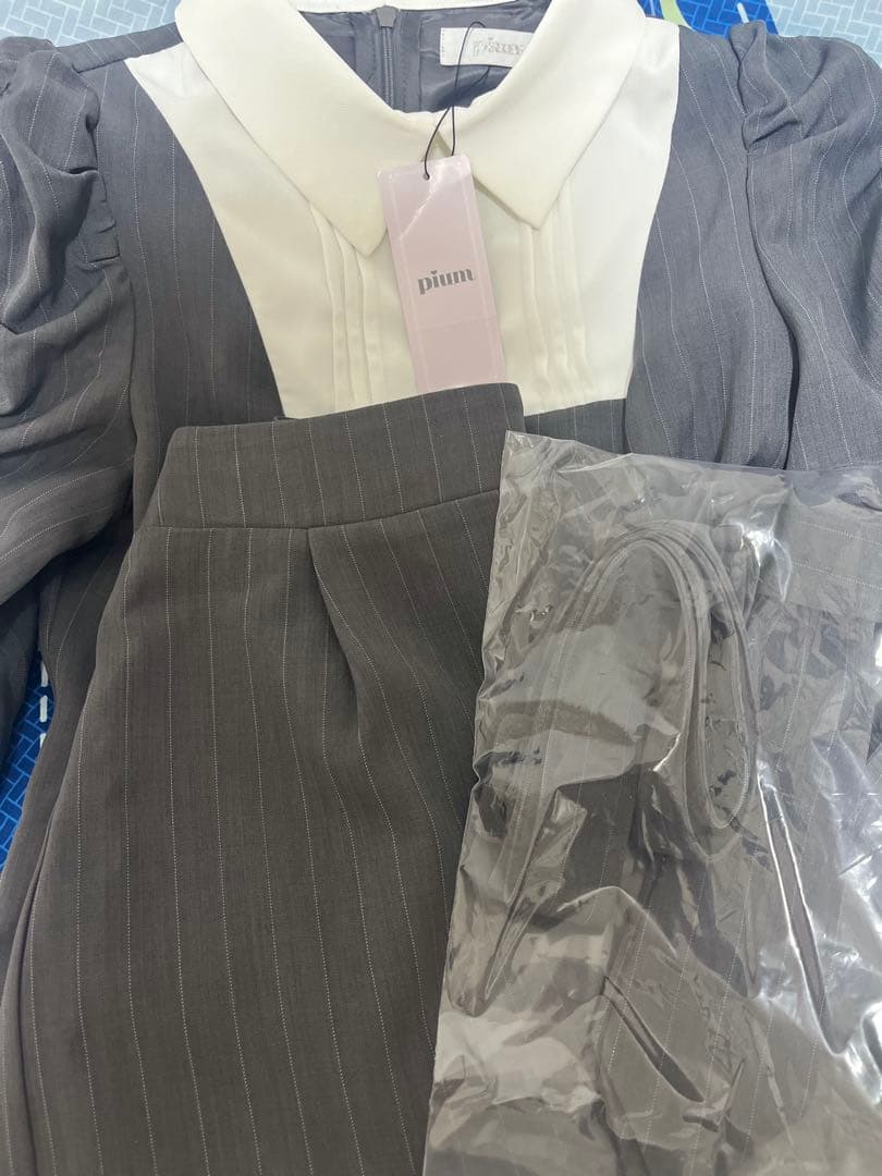 pium ネクタイ付きプリーツセットアップ