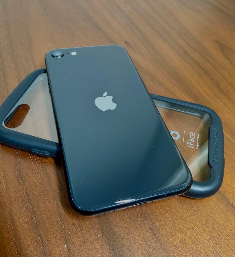 Apple iPhone SE2 ブラック iface. ケース付き
