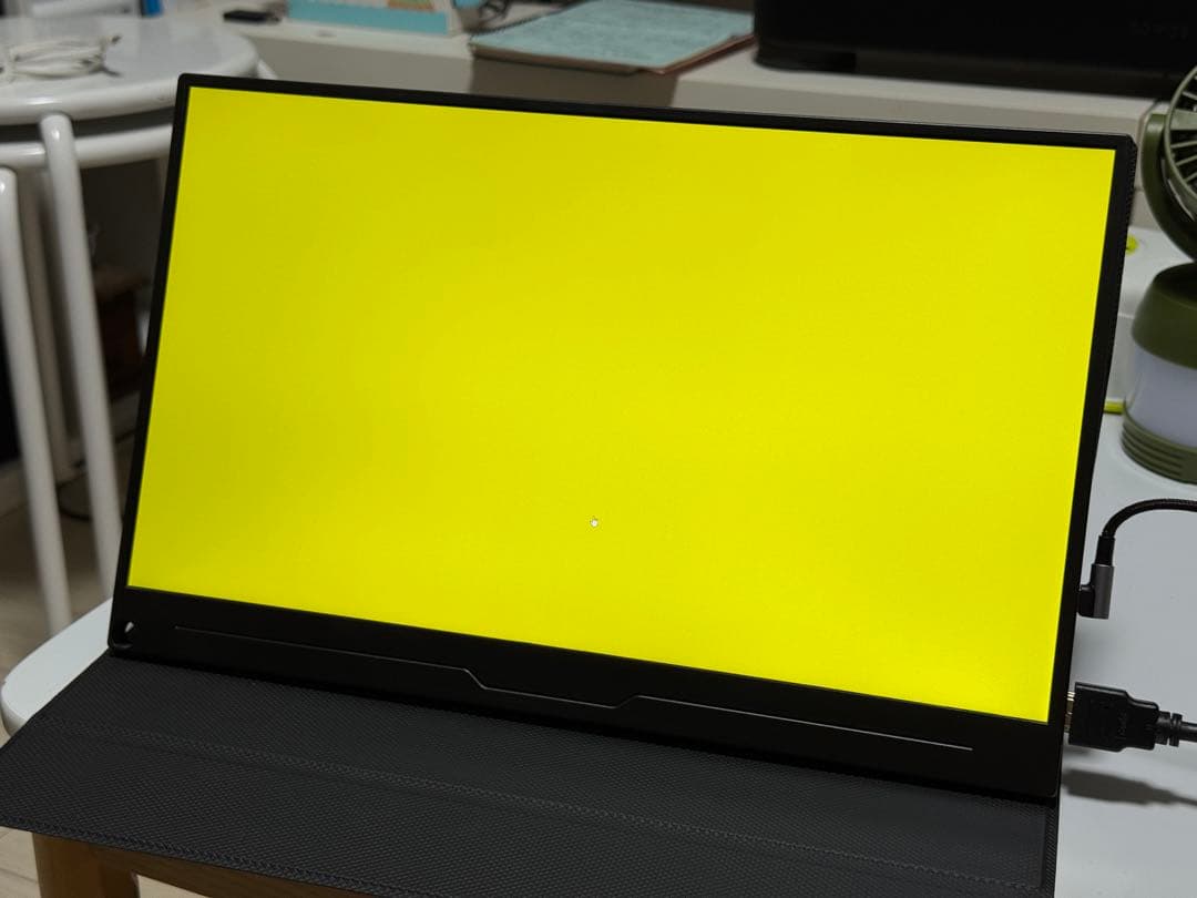 15.6インチ 4K モバイルディスプレイ