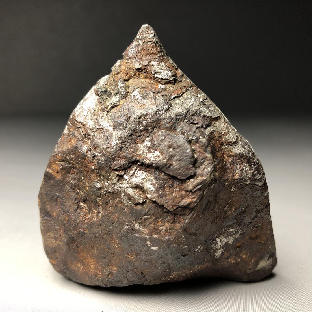 アルタイ隕石 鉄隕石　外皮付き隕石　エンドカット　原石　重さ約553ｇ