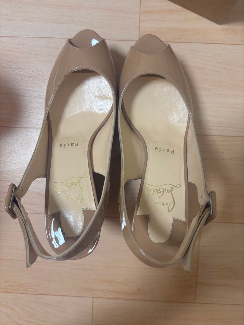Christian Louboutin ベージュ サンダル