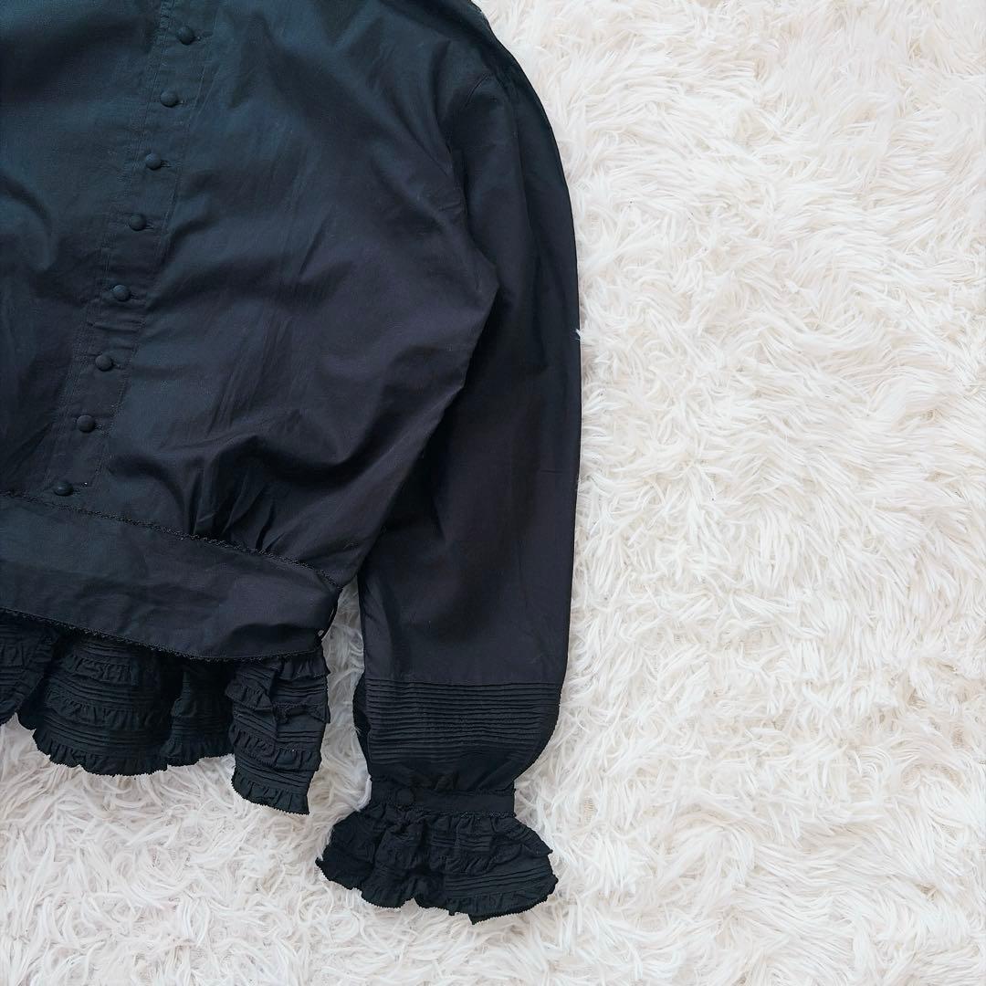 カネコイサオ　kaneko isao ピコフリルノーカラーブラウス　ベルト付　黒