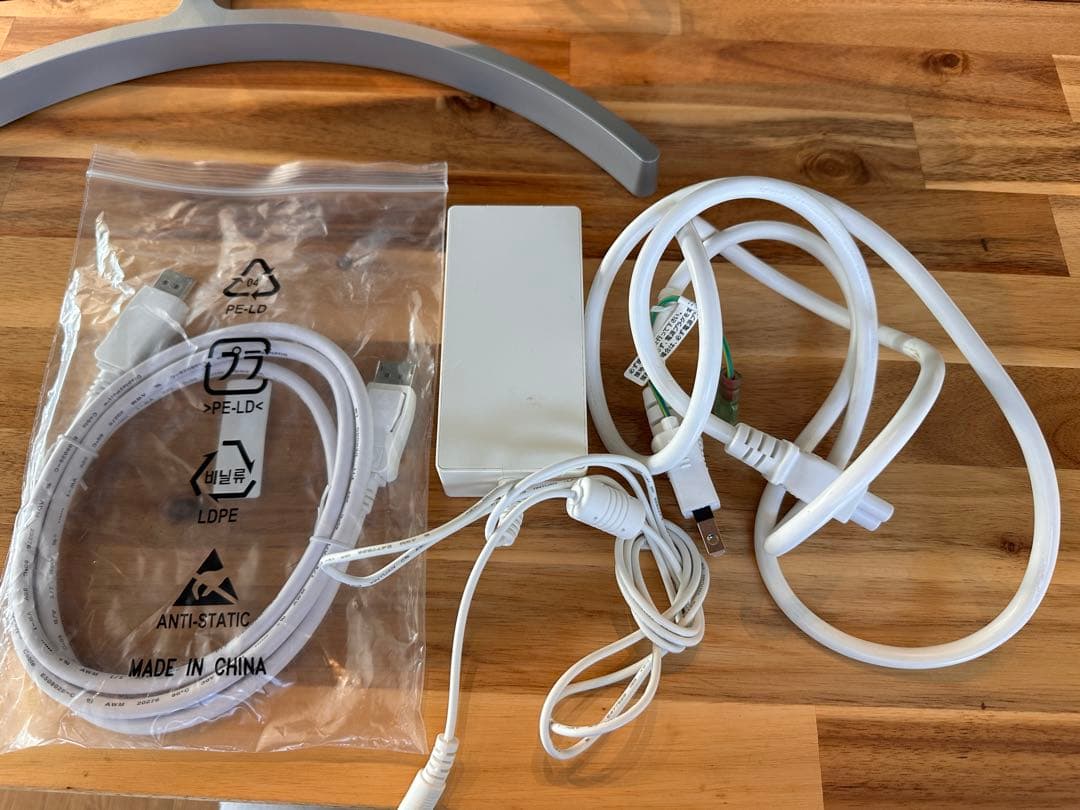 【良品】LG 32UN500-W 31.5インチ 4K HDRディスプレイ