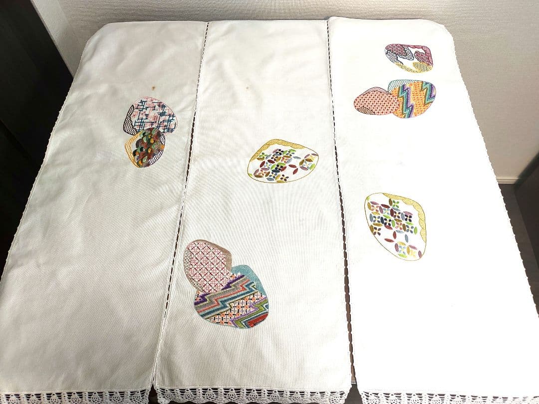 手刺繍 貝合わせ 模様入り 手編みレース縁取り 布製のれん 三つ割れ