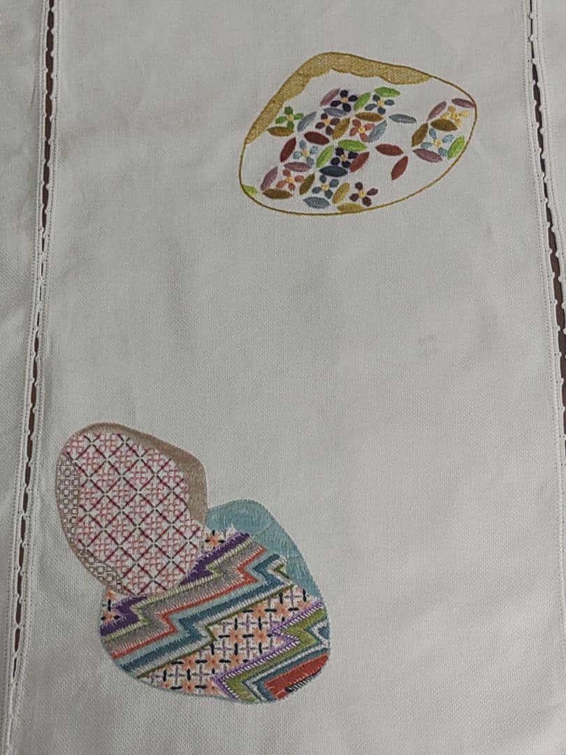 手刺繍 貝合わせ 模様入り 手編みレース縁取り 布製のれん 三つ割れ