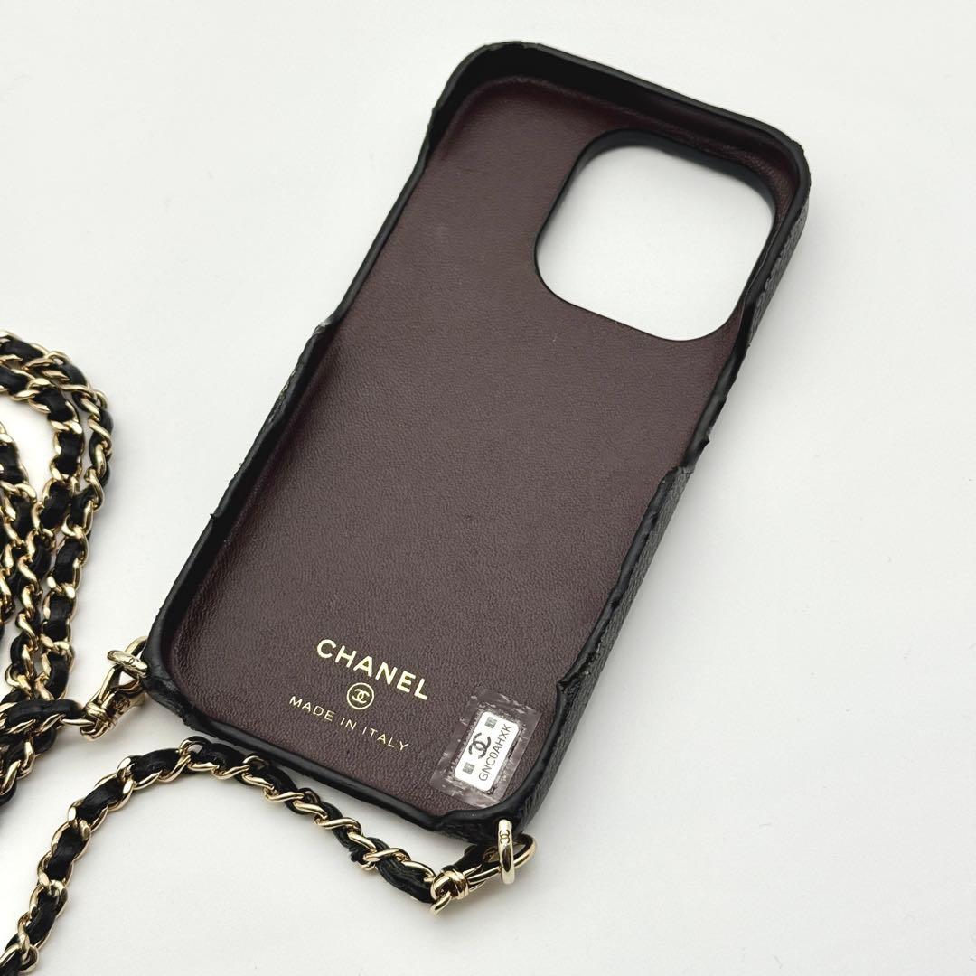 CHANEL キャビアスキン iPhone 15 Pro ケース レザーチェーン