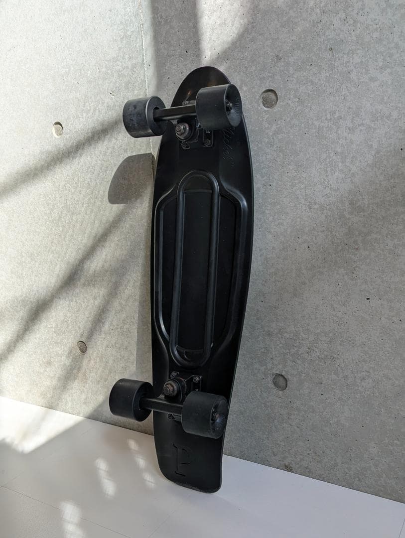 Penny Nickel 27インチ ブラックアウト スケートボード（ペニー）