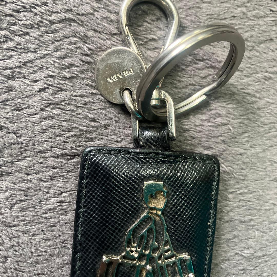 プラダ　キーホルダー　ポーター　ドアマン　ホテルマン　旅行　男　黒　ブラック