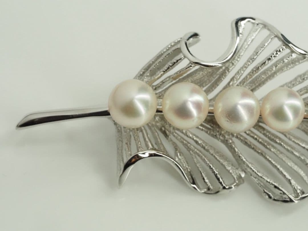 田崎真珠　TASAKI　タサキ連なるライン極上良質天然アコヤ本真珠リーフブローチ
