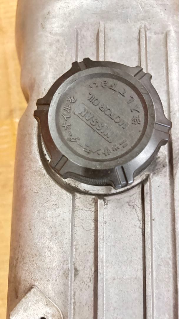 NISSAN L型エンジン　タペットカバー