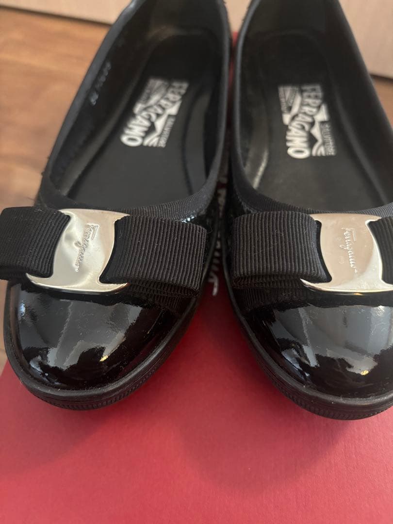 【新品】Ferragamo エナメル ブラック フラットシューズ