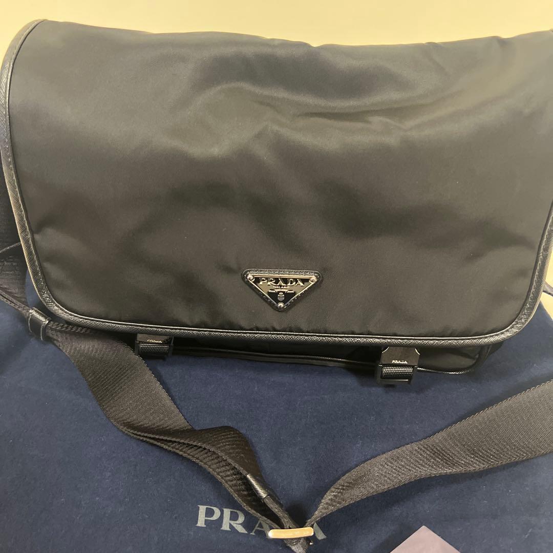 プラダショルダーバッグ