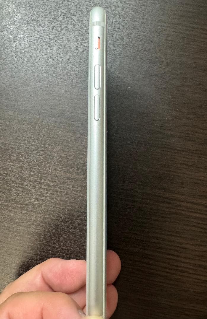 美品 iPhone 8 シルバー 64GB SIMフリー