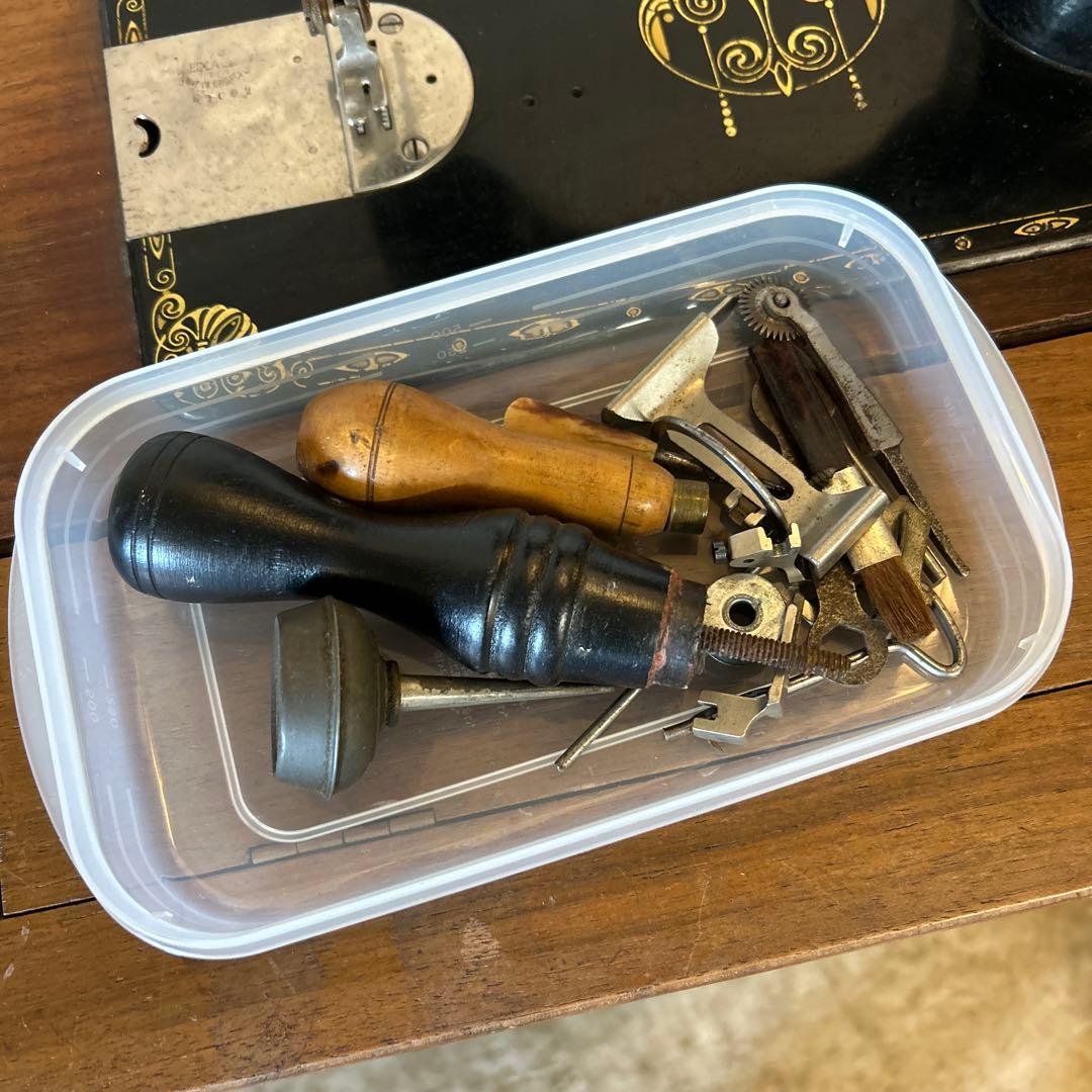 クラシック足踏みミシン 木製収納付き　折りたたみ式