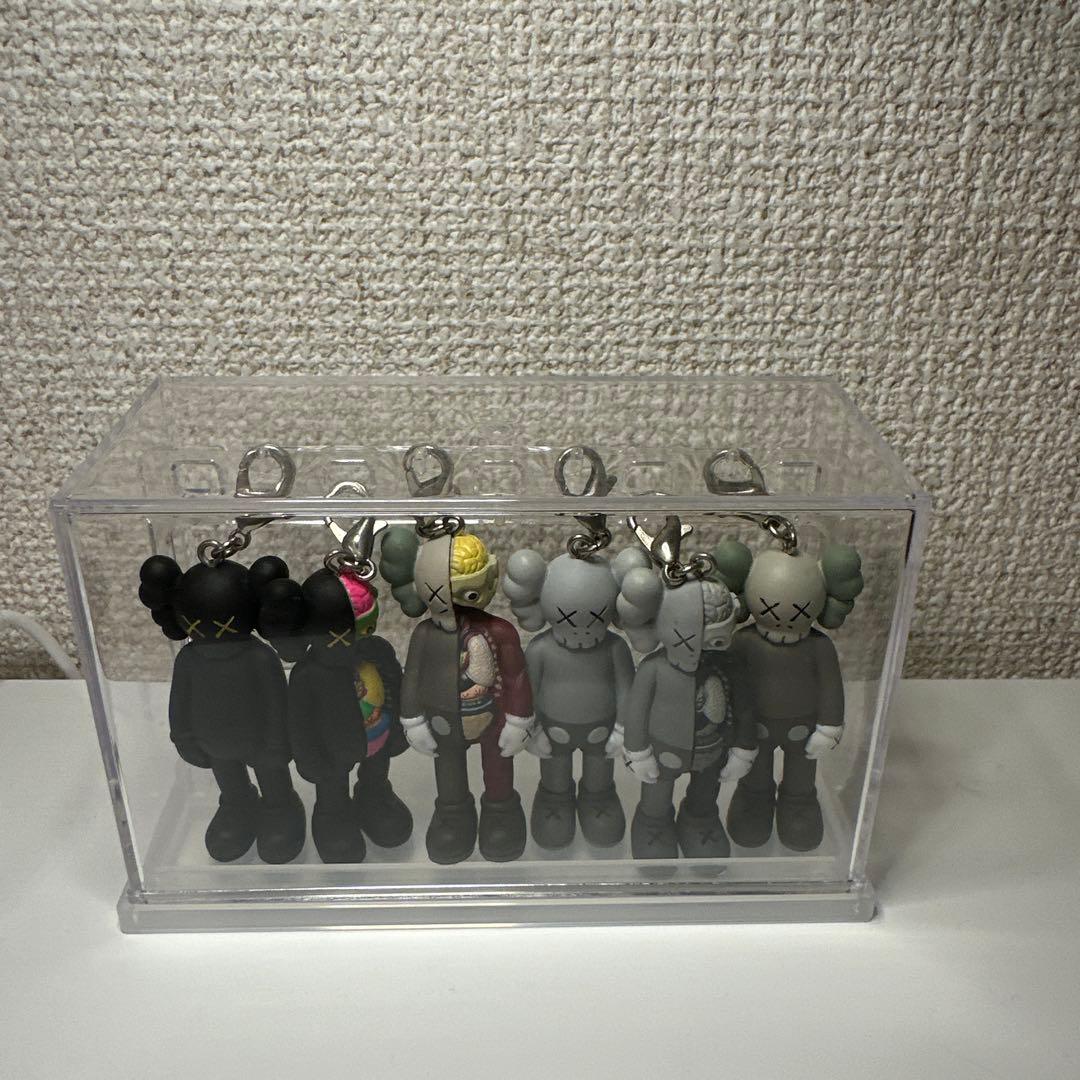 KAWS展示会限定フィギュアキーホルダー6体セット(ケース付き)