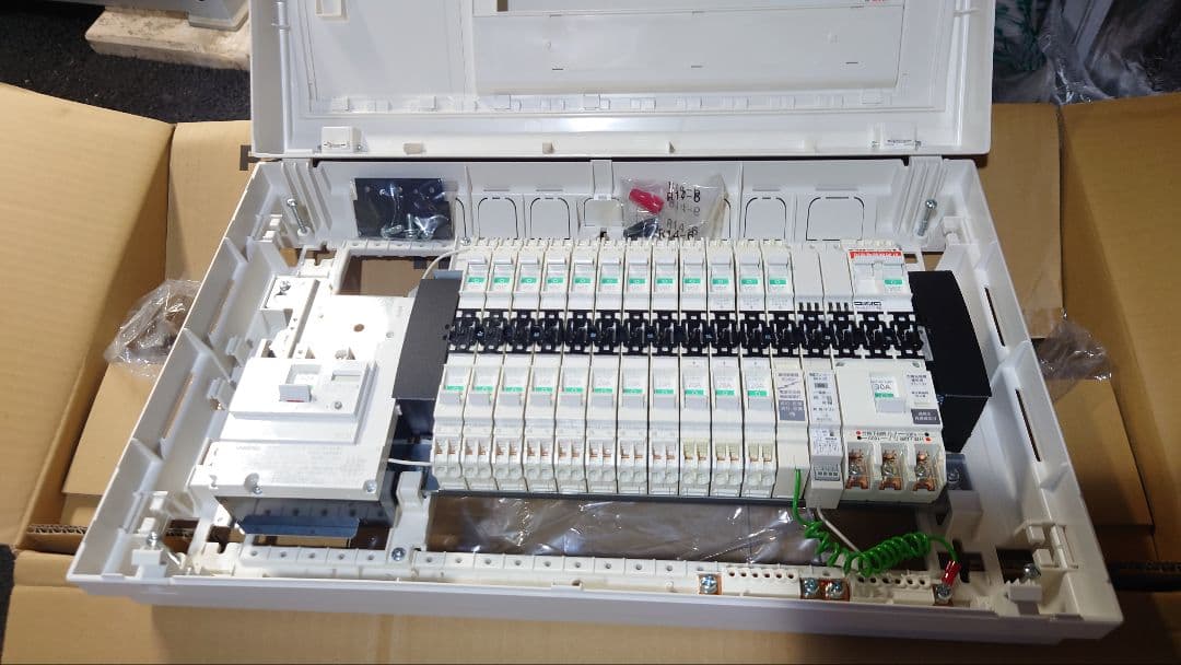 パナソニック　コスモパネル　住宅分電盤　主幹４０Ａ 　太陽光　32回路　新品