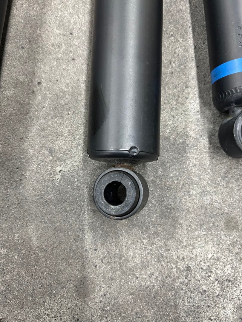 ハイエース200系7型ショックアブソーバーセット2023年5月新車外し4本セット