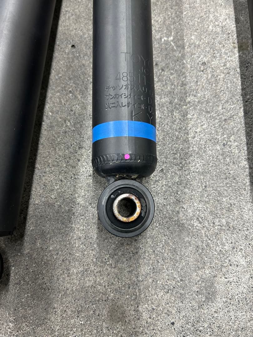 ハイエース200系7型ショックアブソーバーセット2023年5月新車外し4本セット