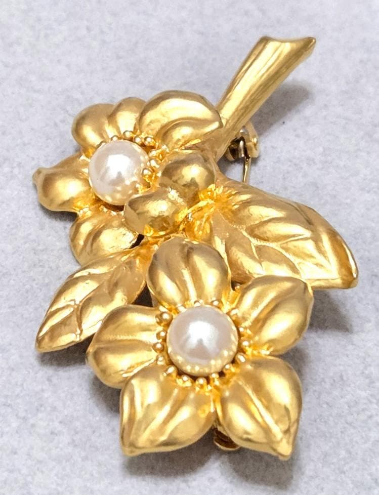 KENZOケンゾー ゴールドカラー パール付きフラワー　ブローチ　43246