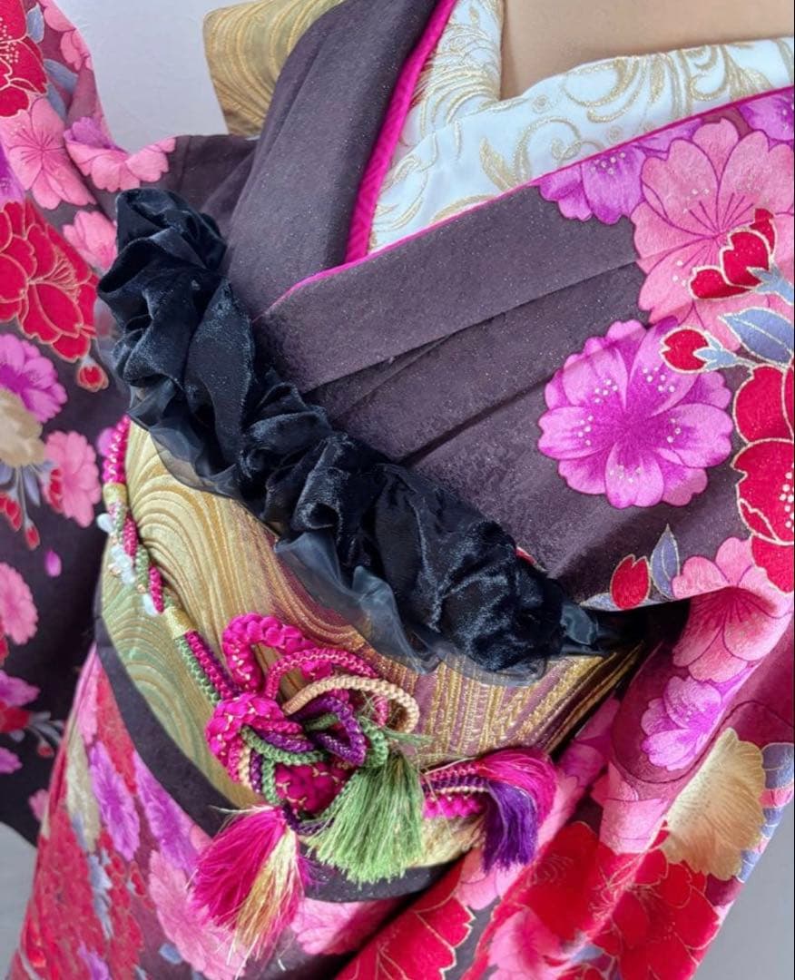 未使用に近い　正絹豪華フルセット　赤黒花柄振袖 牡丹　桜　成人式に　パールトーン