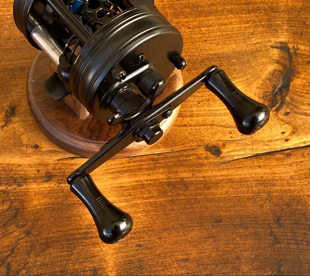 新品未使用　トラウト　ベイトリール　丸型　リール　ブラック×ブラック　渓流釣り