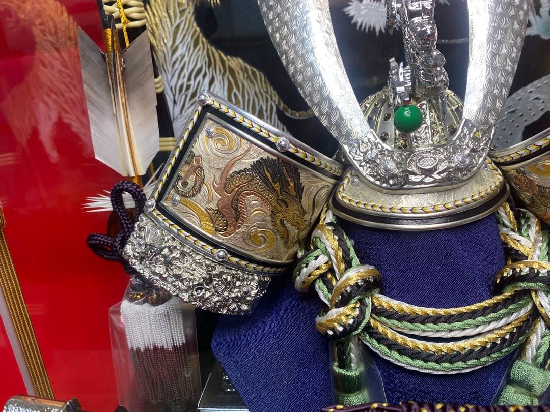 五月人形　龍頭付きシルバー兜飾り　六角アクリルケース入