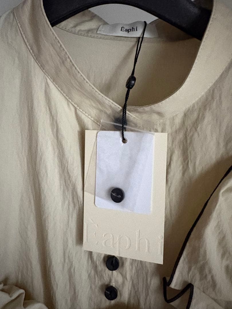 みー　FEELING FRILLS BLOUSE